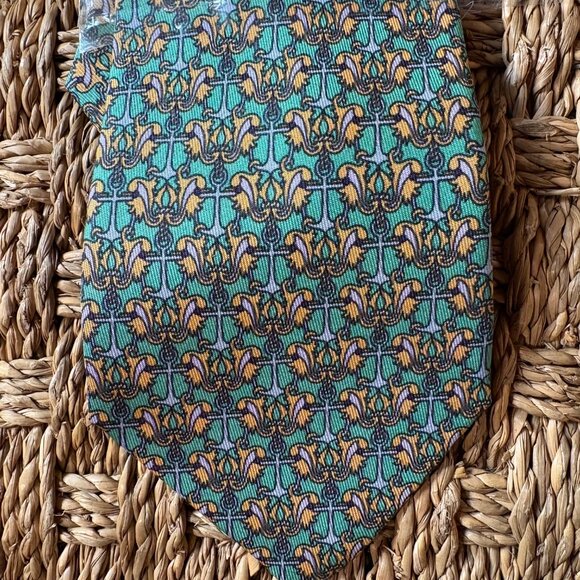 NWT Hermes printed silk twill tie in crest pattern in spearmint, apricot & lilac - Picture 3 of 5